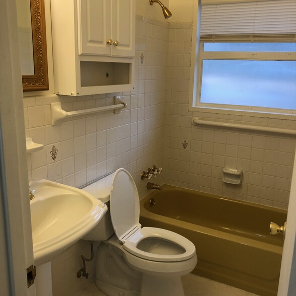 Full Bathroom 1 - 4968 New Haven Ave
