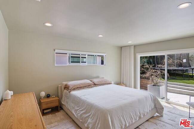 Building Photo - 5664 Coliseum St