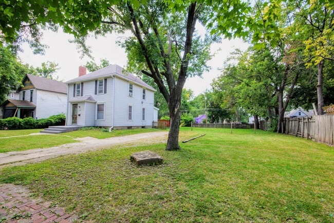 Building Photo - 1263 SW Washburn Ave