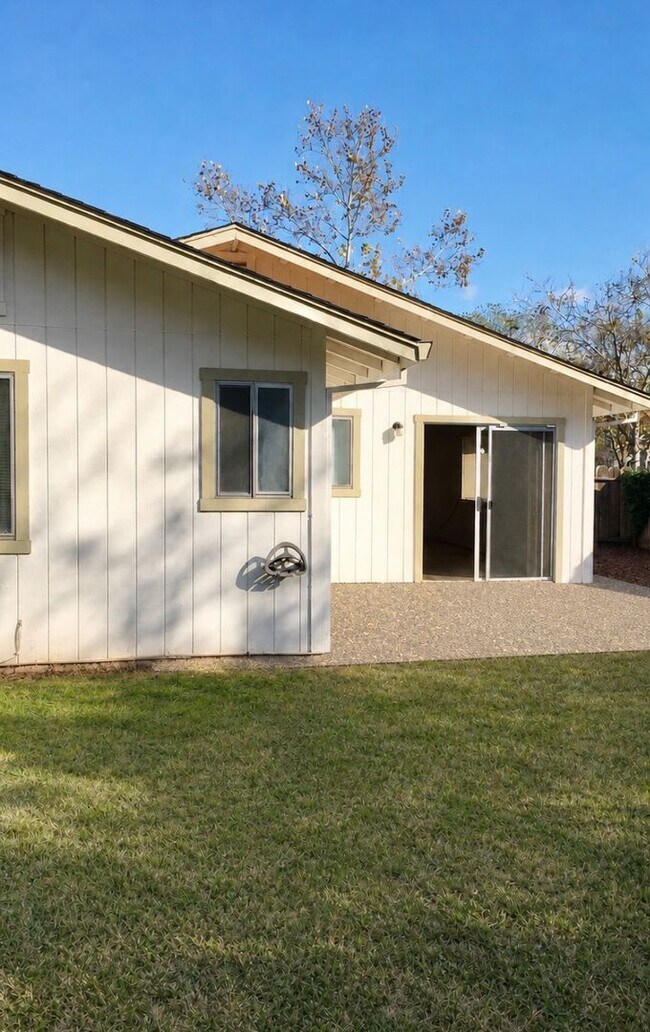 Building Photo - Rare find home with 2-Car Garage, Fenced Yard, with Convenient Location!
