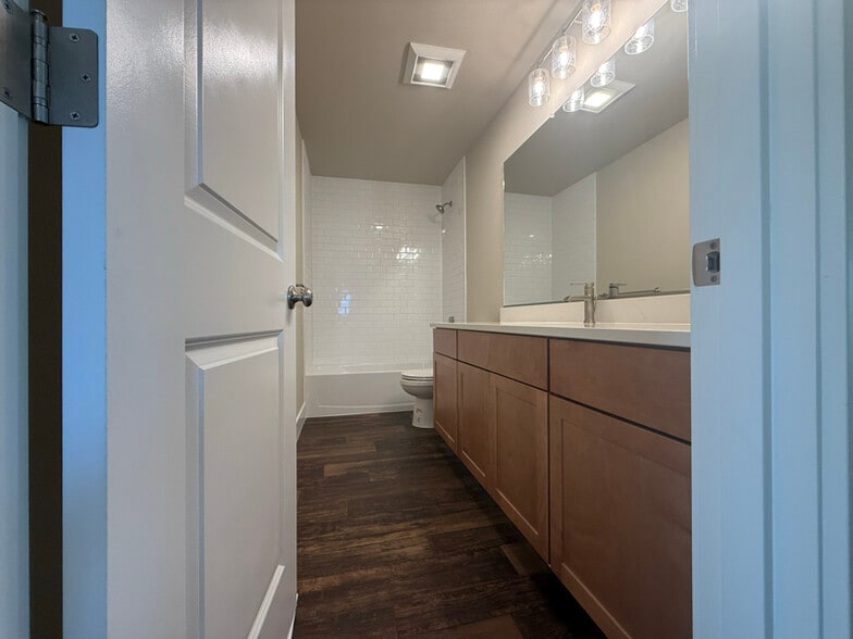 Building Photo - 2527 Wesleyan Dr