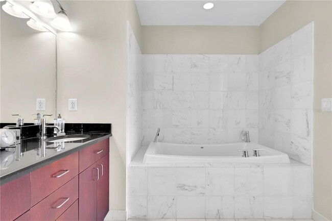 Building Photo - 150 E Robinson St