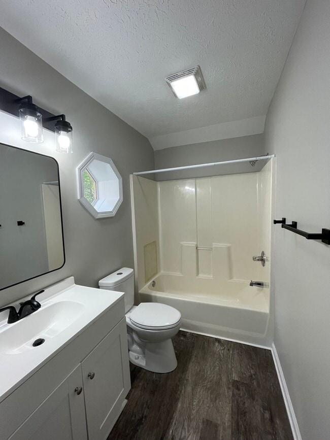 Building Photo - 905 North-5T