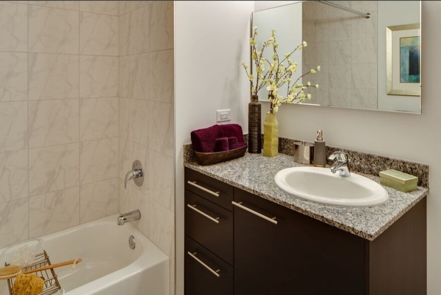 Building Photo - 838 W Blackhawk St