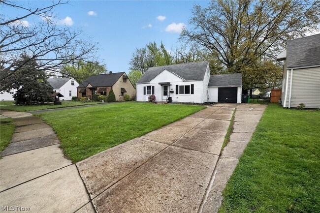 Building Photo - 681 E 258th St