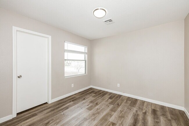 Building Photo - 724 Beechwheat Way