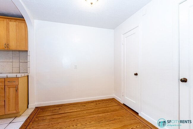 Building Photo - Marina: 1 Bedroom Garden Apartment w/ Private Patio