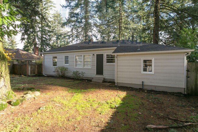 Building Photo - Spacious 3 Bedroom Home Available on Fores...
