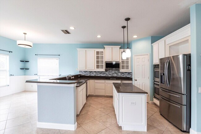 Building Photo - Rare 5 Bedroom Pool Home in Gated Community