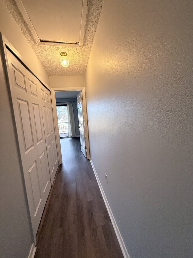 Building Photo - Moving Ready! 2 bedroom and 2 1/2 Bathroom