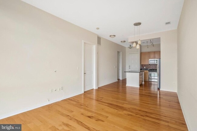 Building Photo - Welcome home to one of Arlington's most sought after neighborhoods.