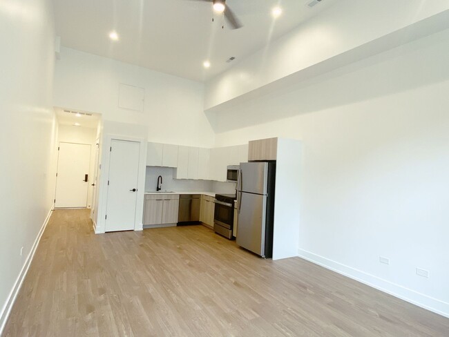 Building Photo - East Lakeview - Huge Studio Apartment - Ne...