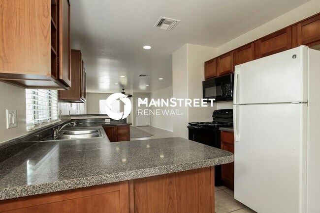 Building Photo - 3 Bedroom Pet-Friendly Home in TUCSON, AZ with Main Street Renewal