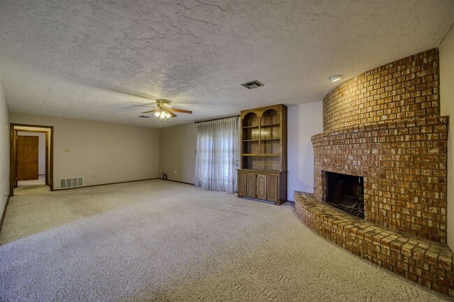 Building Photo - 308 SE Camelot Dr