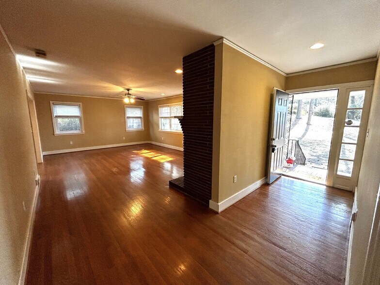 Living Room 2 - 2919 Henry St