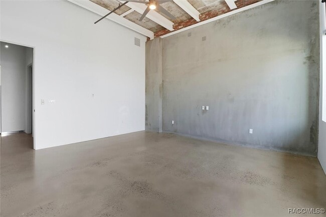 Building Photo - 302 SE Broadway St