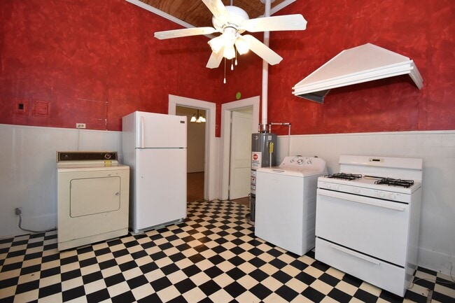 Building Photo - Centrally Located 2 Bed Close to Tech!