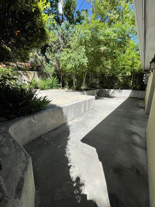 Building Photo - One Bedroom Apartment, Salt Lake City, $13...