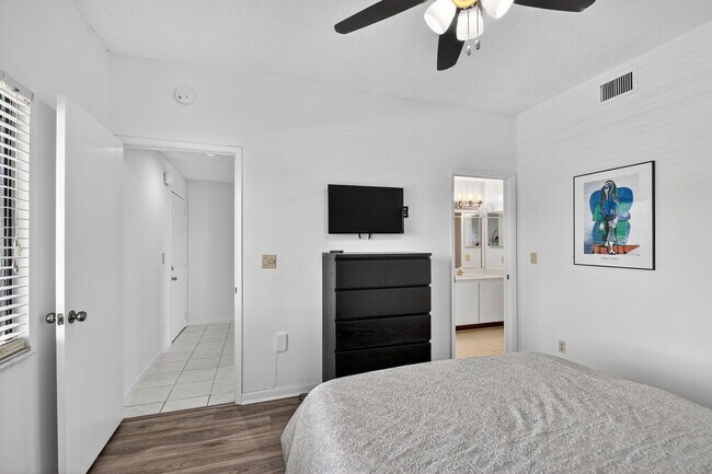 Building Photo - 6193 Pointe Regal Cir