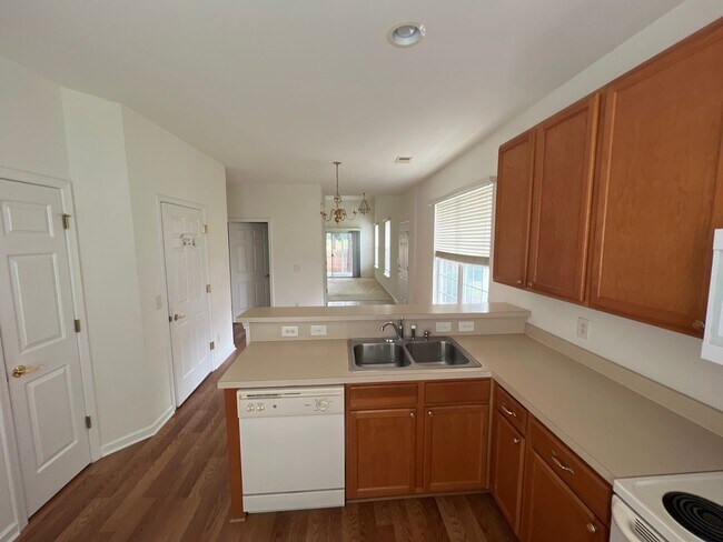 Building Photo - Gorgeous 3 Bedroom townhome in Carolina Fo...