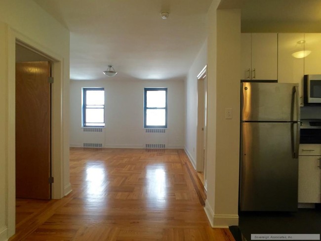 Living room/kitchen - 700 Fort Washington Avenue