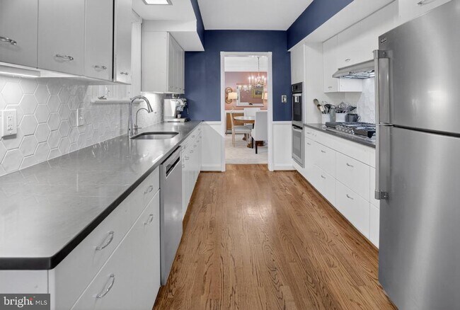 Building Photo - 5973 Searl Terrace