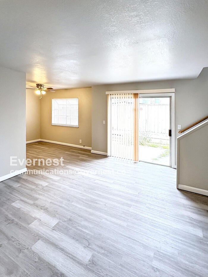 Building Photo - 1021 Evans Ct