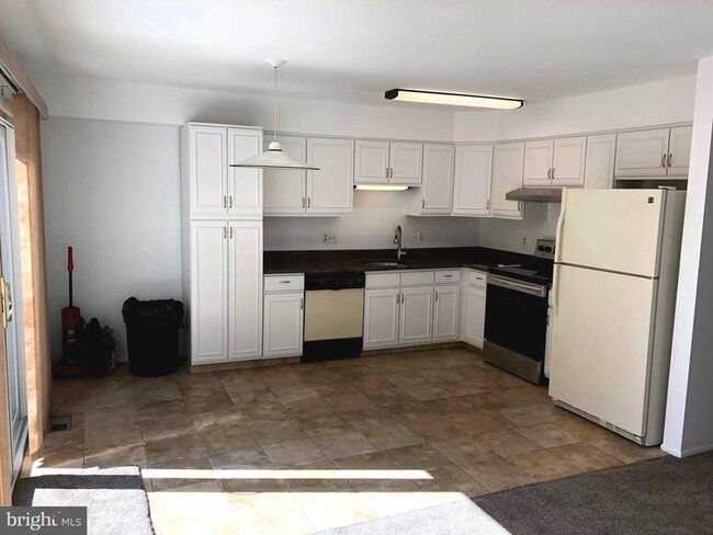 Building Photo - 56 Burgundy Dr