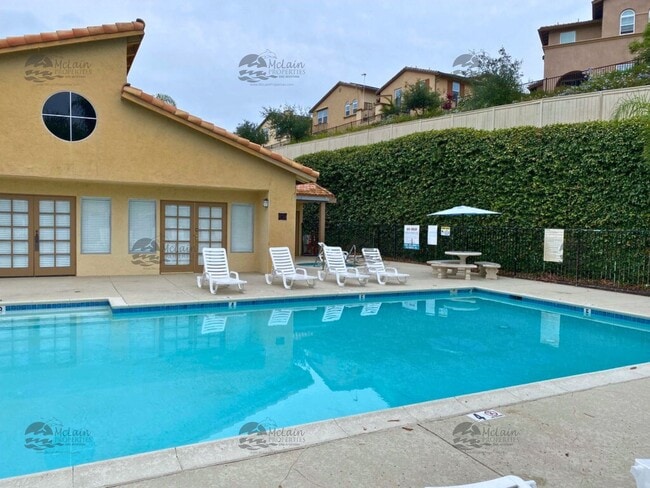 Building Photo - Second Story 2 Bd/2Ba Townhouse in San Marcos