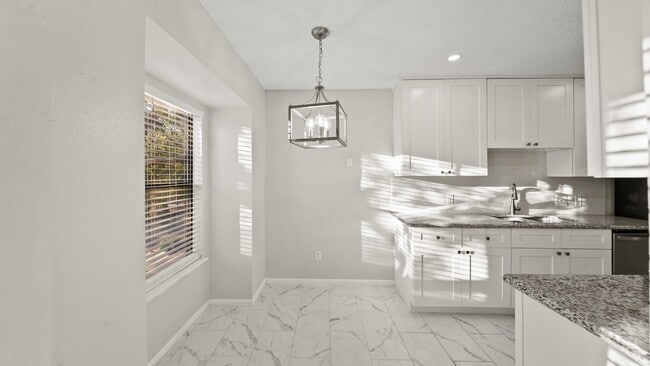 Building Photo - 1914 Lakeside Dr