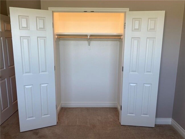 Building Photo - 606 W 1st St