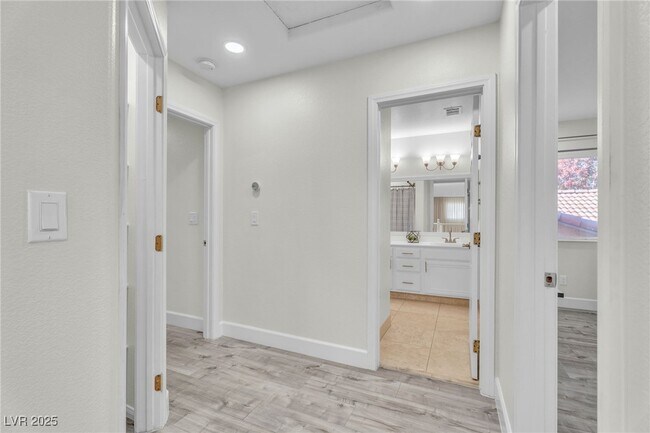 Building Photo - 9885 Shadycrest Ct