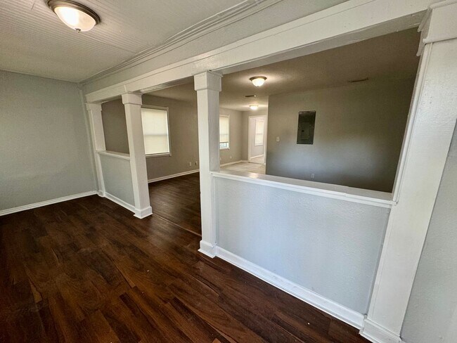 Building Photo - Renovated 3/2 Single Family Home Available Now!