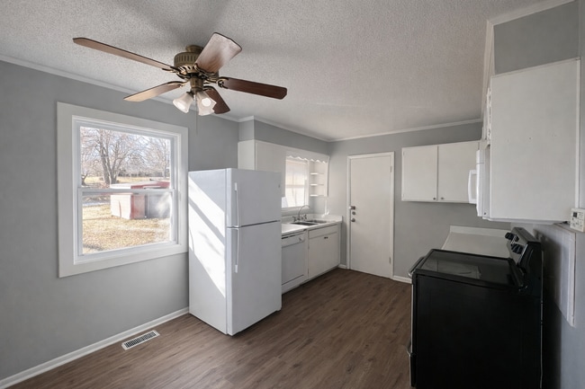 Building Photo - SEE IT NOW: Charming Home in a Quiet Kansas City Neighborhood!