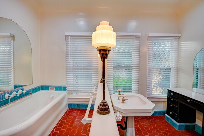 Building Photo - 479 Gaviota Ave