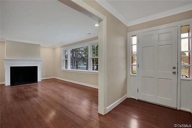 foyer looking into front living room - 8208 Chamberlayne Rd