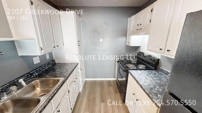 Building Photo - 2107 Creekwood Dr