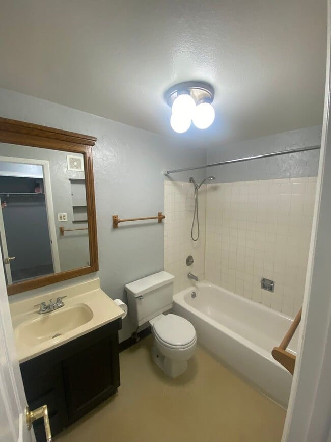 Building Photo - 2-Bedroom 2-Bathroom Condo in Country Club Villas!