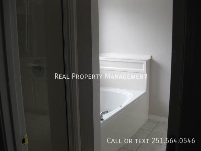 Building Photo - 1622 Parkmoor Ct