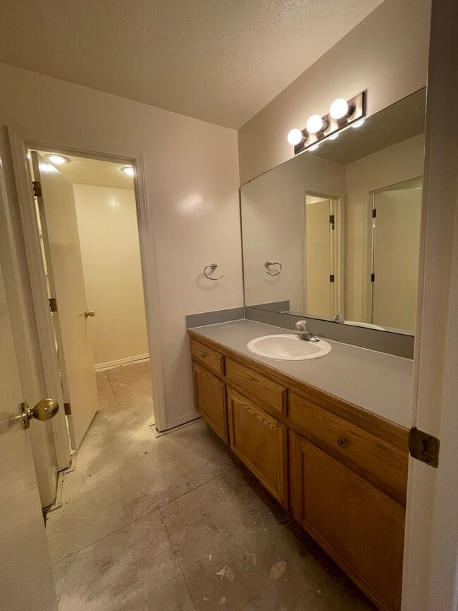 Building Photo - Southern Hills 3 Bedroom 2 Bath Duplex-New...