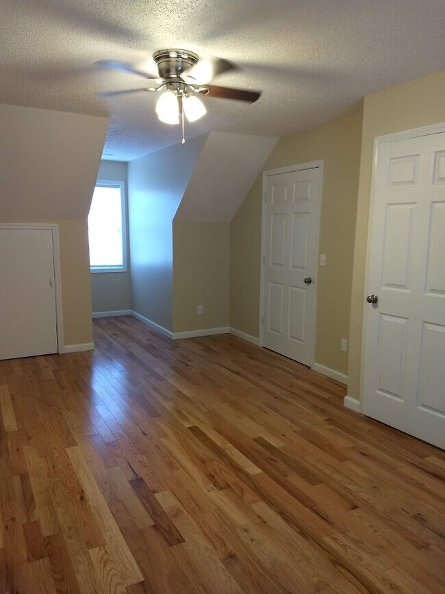 Building Photo - 98 Russell Ln