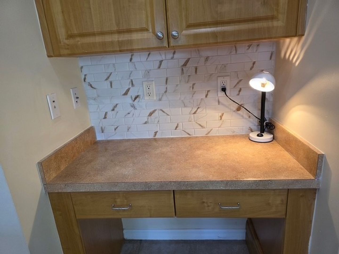 Building Photo - Gorgeous 4/2 wont last long