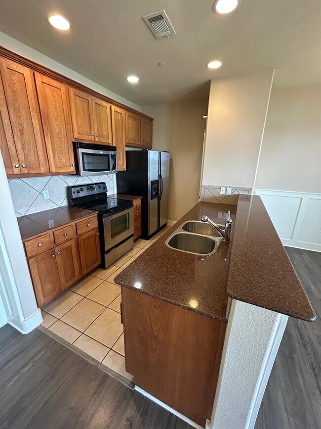 Building Photo - 6608 Lantern View Dr