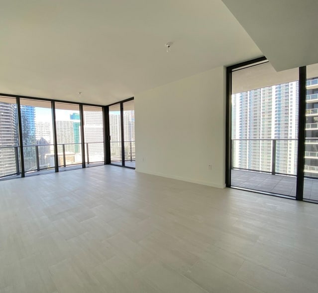 Building Photo - 1000 Brickell Plz