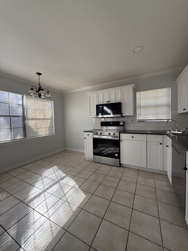 Building Photo - Come see this cute 2B House in a great location