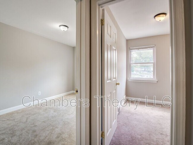 Building Photo - 1417 Downing St NE