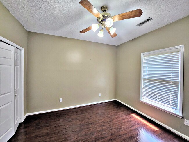 Building Photo - TOWNHOUSE FOR RENT - DECATUR SE