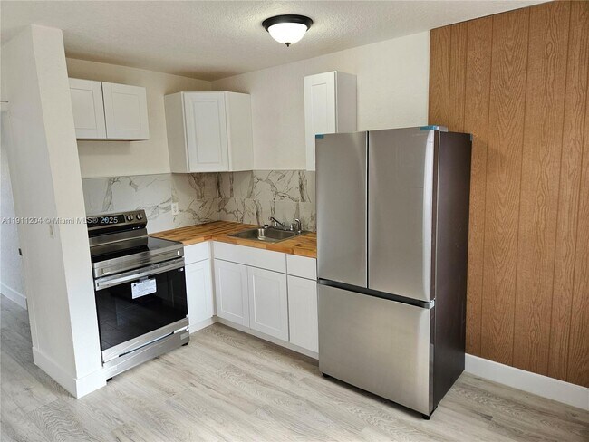 Building Photo - 118 NW 8th Ave