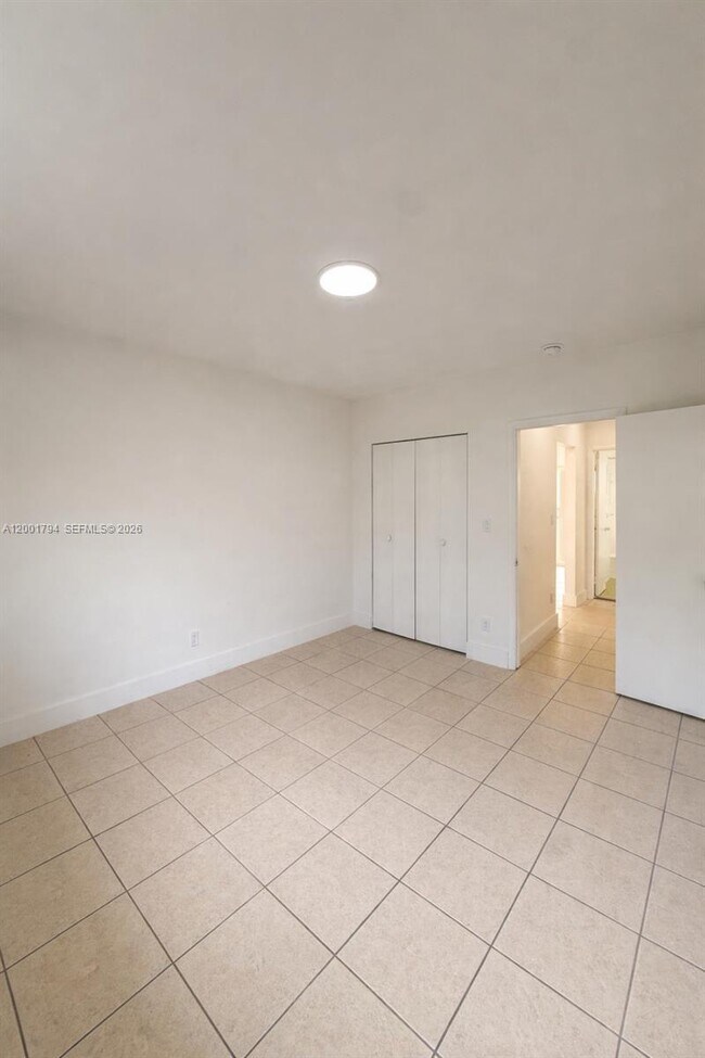 Building Photo - 935 Bay Dr