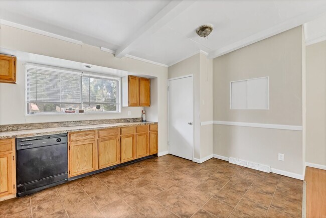Building Photo - 2440 Castle Dr